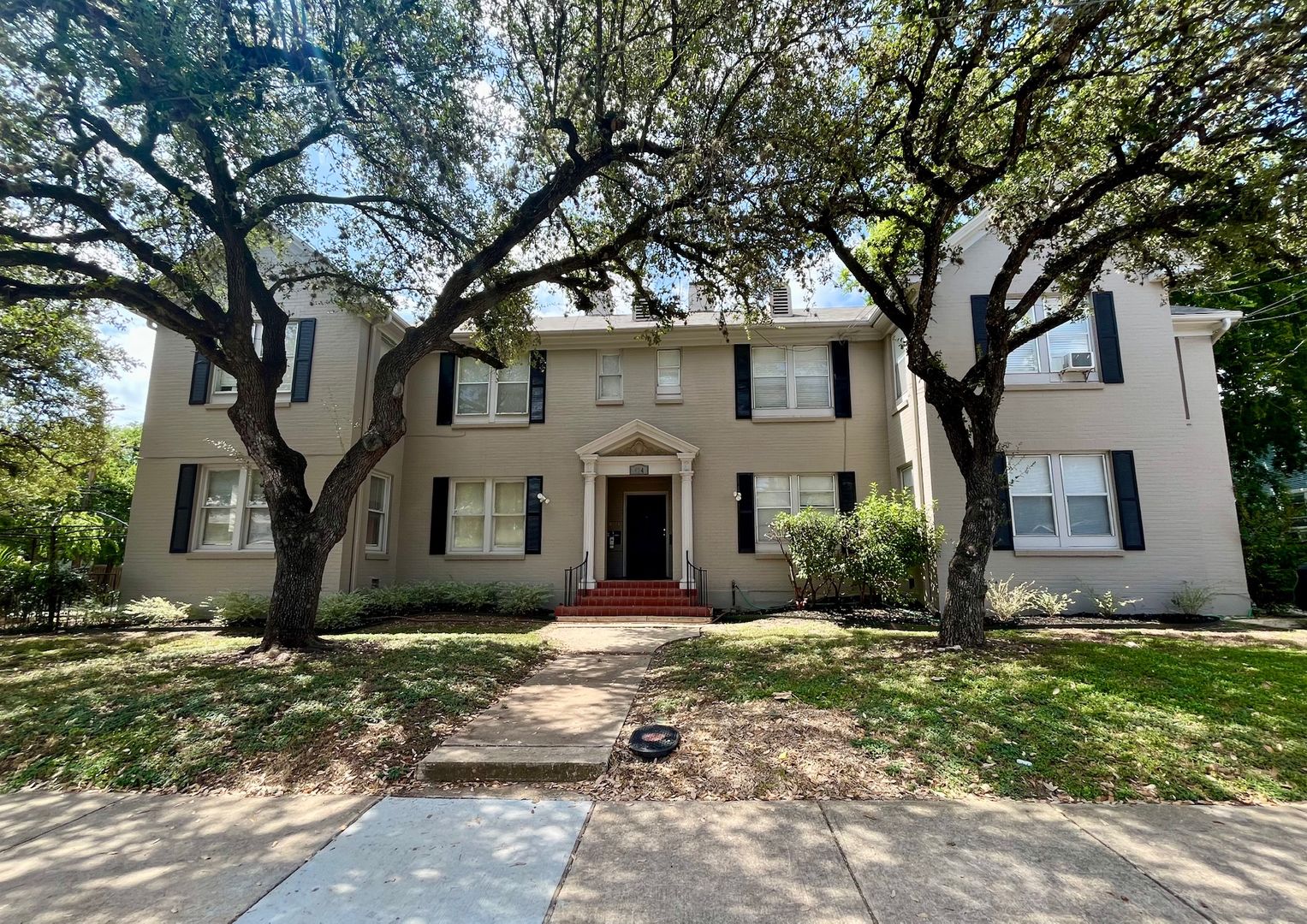 San Antonio House: 424 East Ashby Place