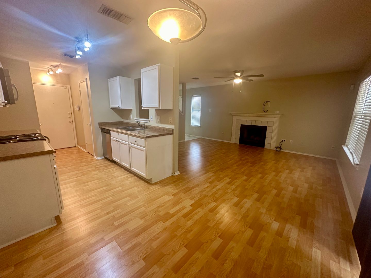 FALL INTO A NEW HOME WITH OUR MOVE-IN SPECIALS!