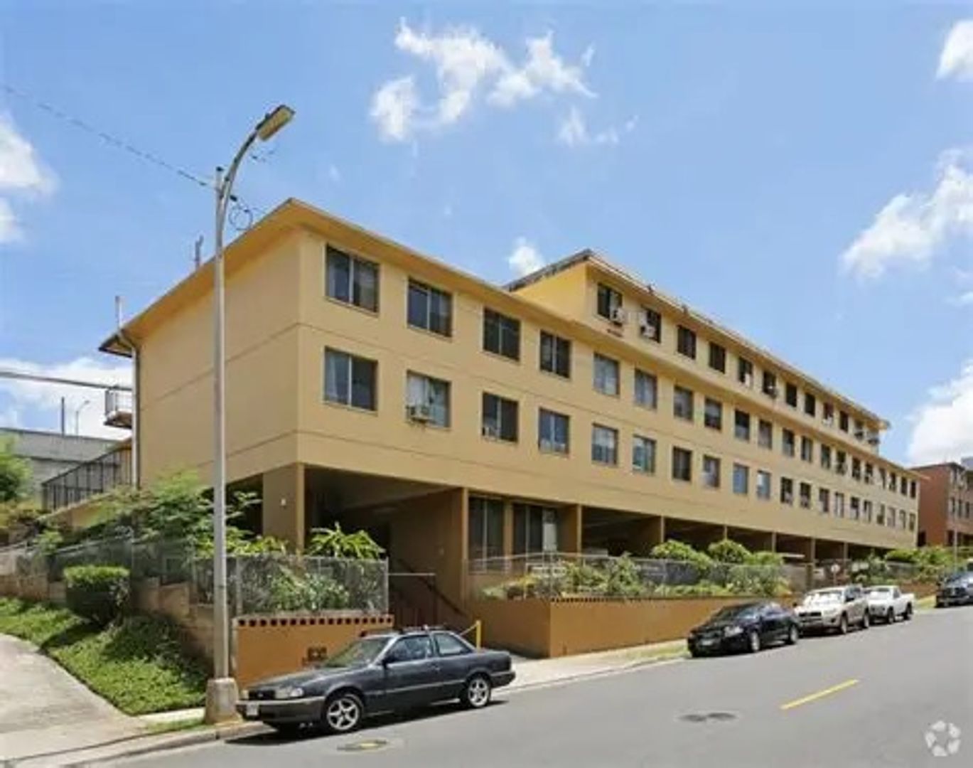 Honolulu House: 3003 Ala Napuaa Place #403