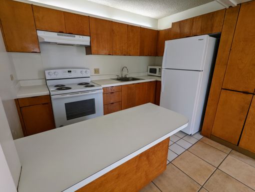 Convenient Makiki 2-bed, 1-bath, 2 parking, Near Punahou, UH Manoa, Kapiolani Hospital – photo 1