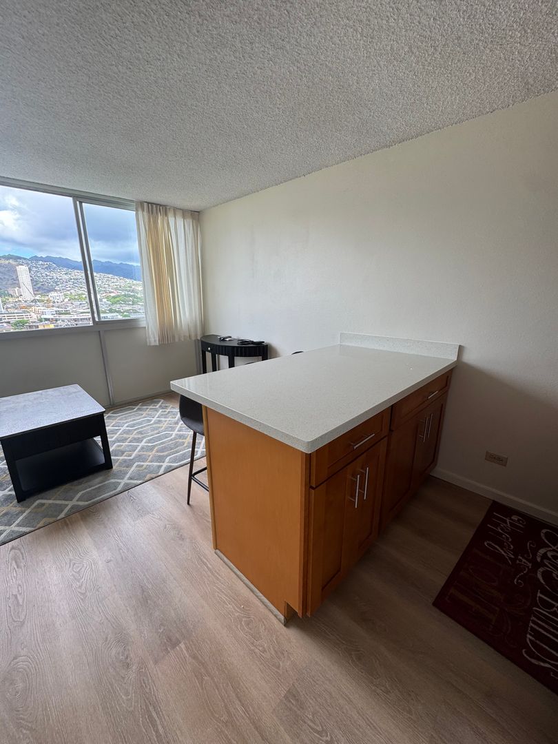 Honolulu House: 2211 Ala Wai #1907