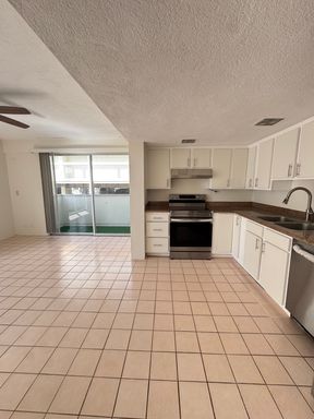 PET FRIENDLY 3 Bed, 1 Bath, 1 parking ELECTRIC INCLUDED – photo 1