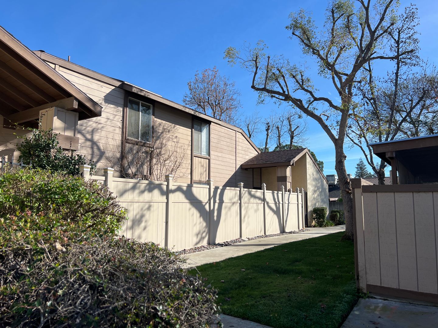 Bakersfield House: 5101 Dunsmuir Rd