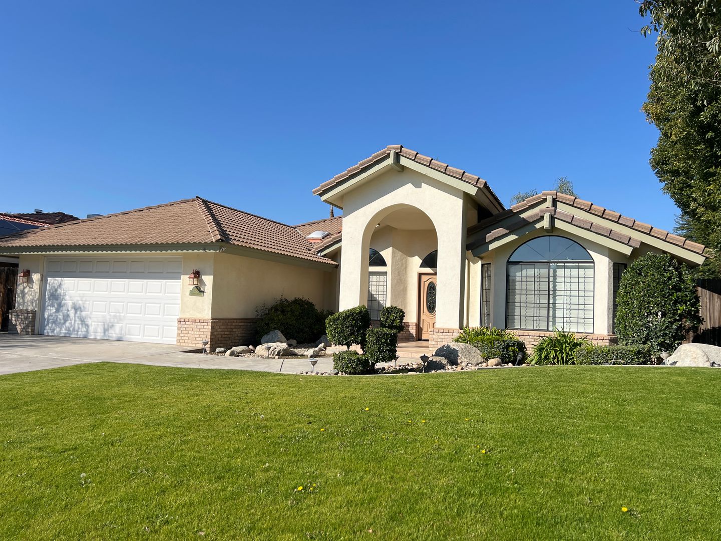 Bakersfield House: 8900 Landover Ln