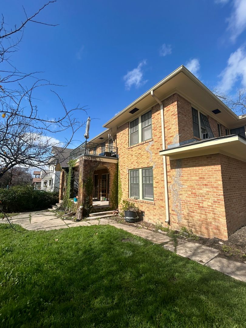 SAN ANTONIO House: 1037 W MAGNOLIA AVE