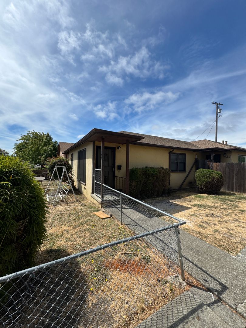 Vallejo Apartment: 49 & 53 Mosswood Avenue