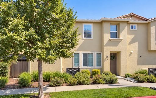 Spacious Townhouse with Backyard for Rent in Great Lincoln Location – photo 1