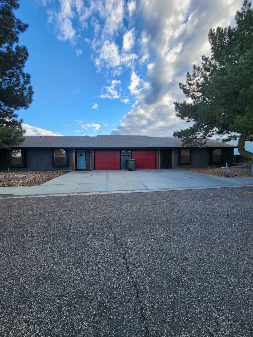 Ontario Multiplex: 624-630 Skyhawk Drive