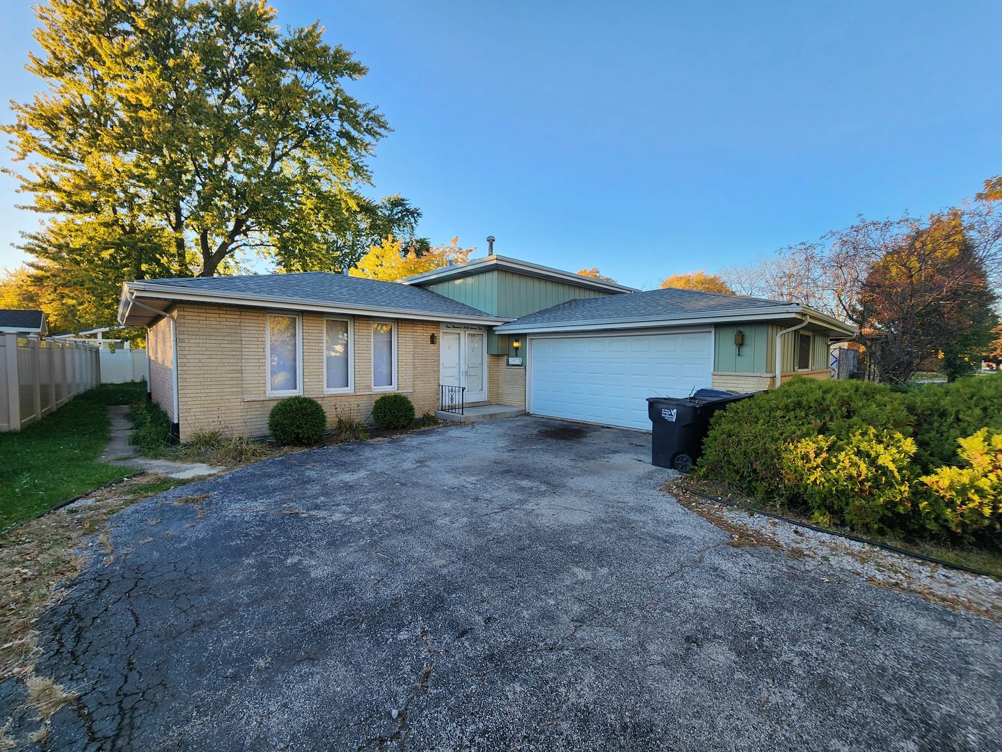 South Holland House: 16710 Kenwood Ave