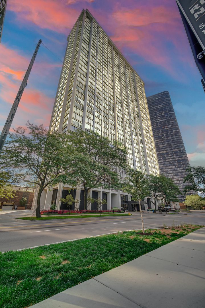 Chicago Apartment: 5445 N Sheridan Rd