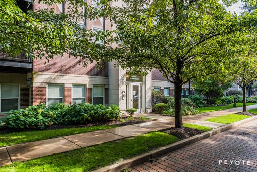 Elegant Old Town Living at 1225 N Orleans St, Chicago – photo 1