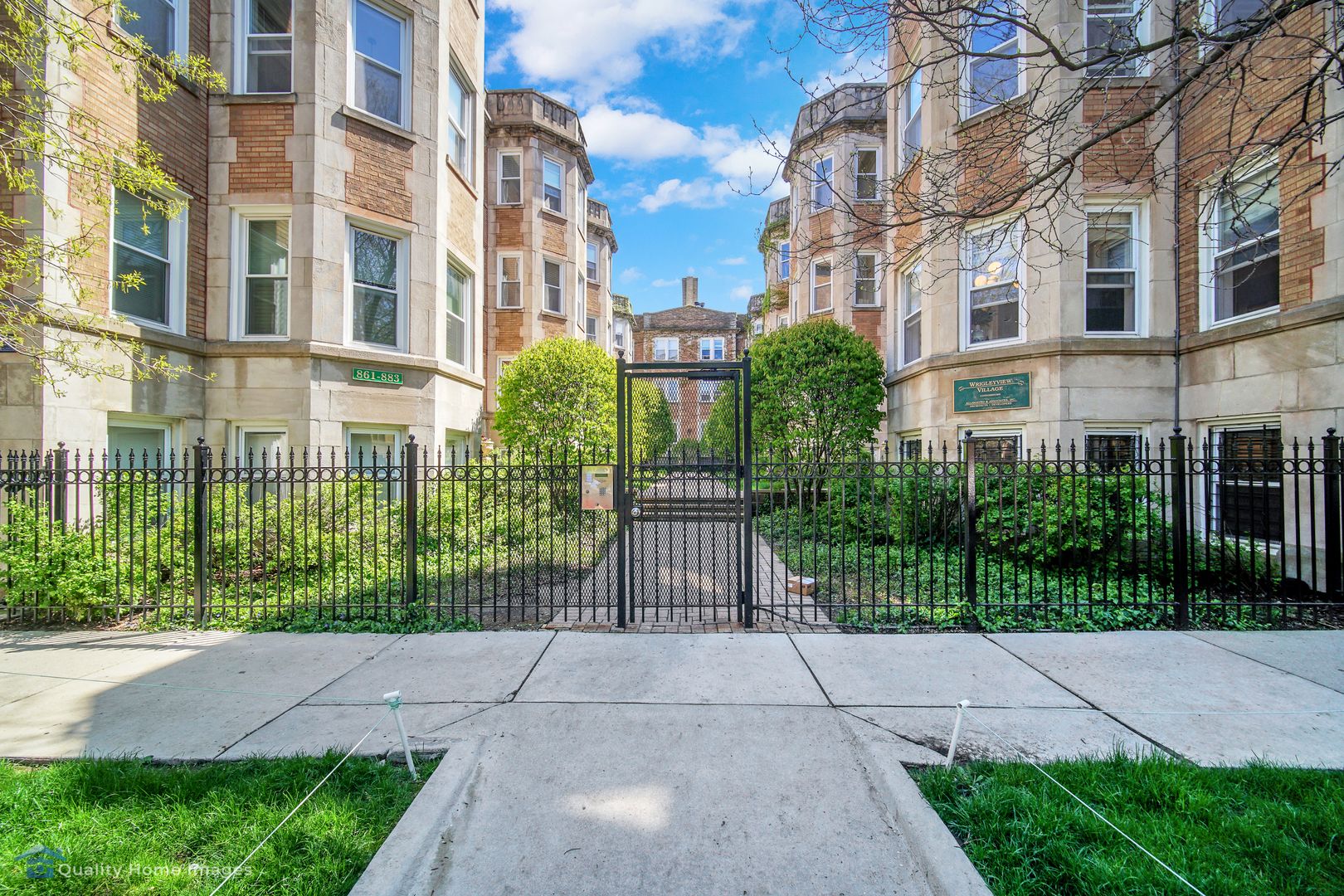 Chicago Apartment: 877 W Cornelia Ave