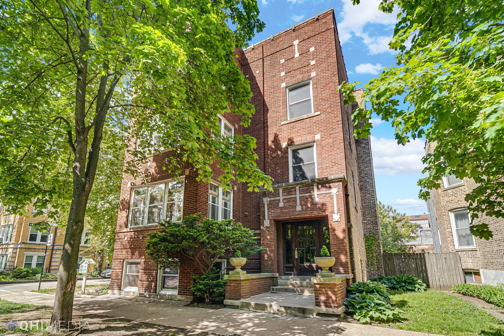 Chicago Apartment: 5844 N Magnolia Ave
