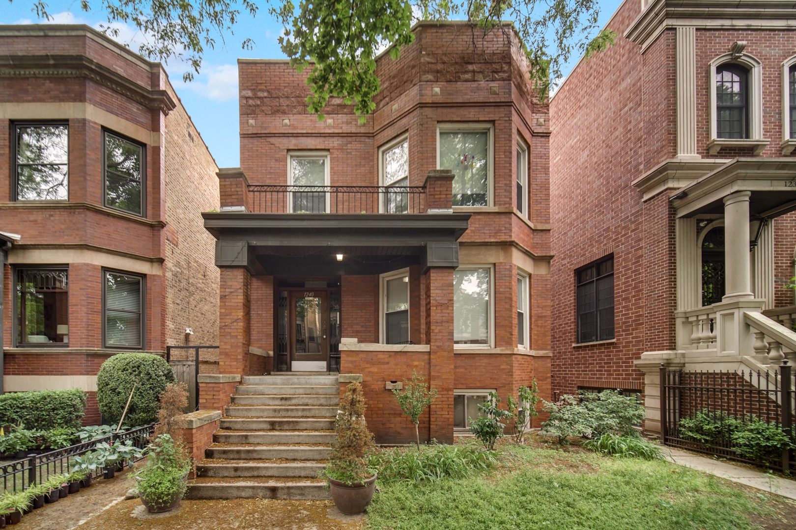 Chicago Apartment: 1240 W Cornelia Ave