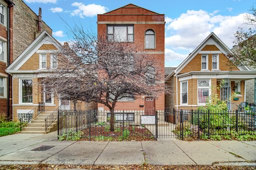 2BED/1BATH Ukrainian Village Garden Apartment – photo 1