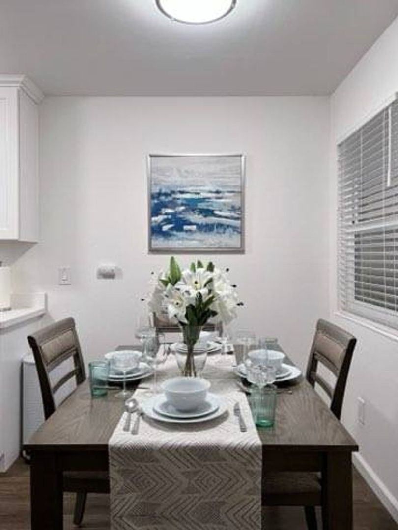 Berkeley Apartment: 2120 Roosevelt Ave