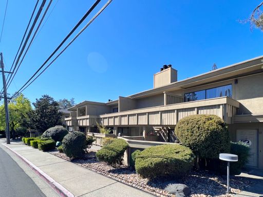 Top floor 2 Bedroom/2 Bath Moraga Apartment