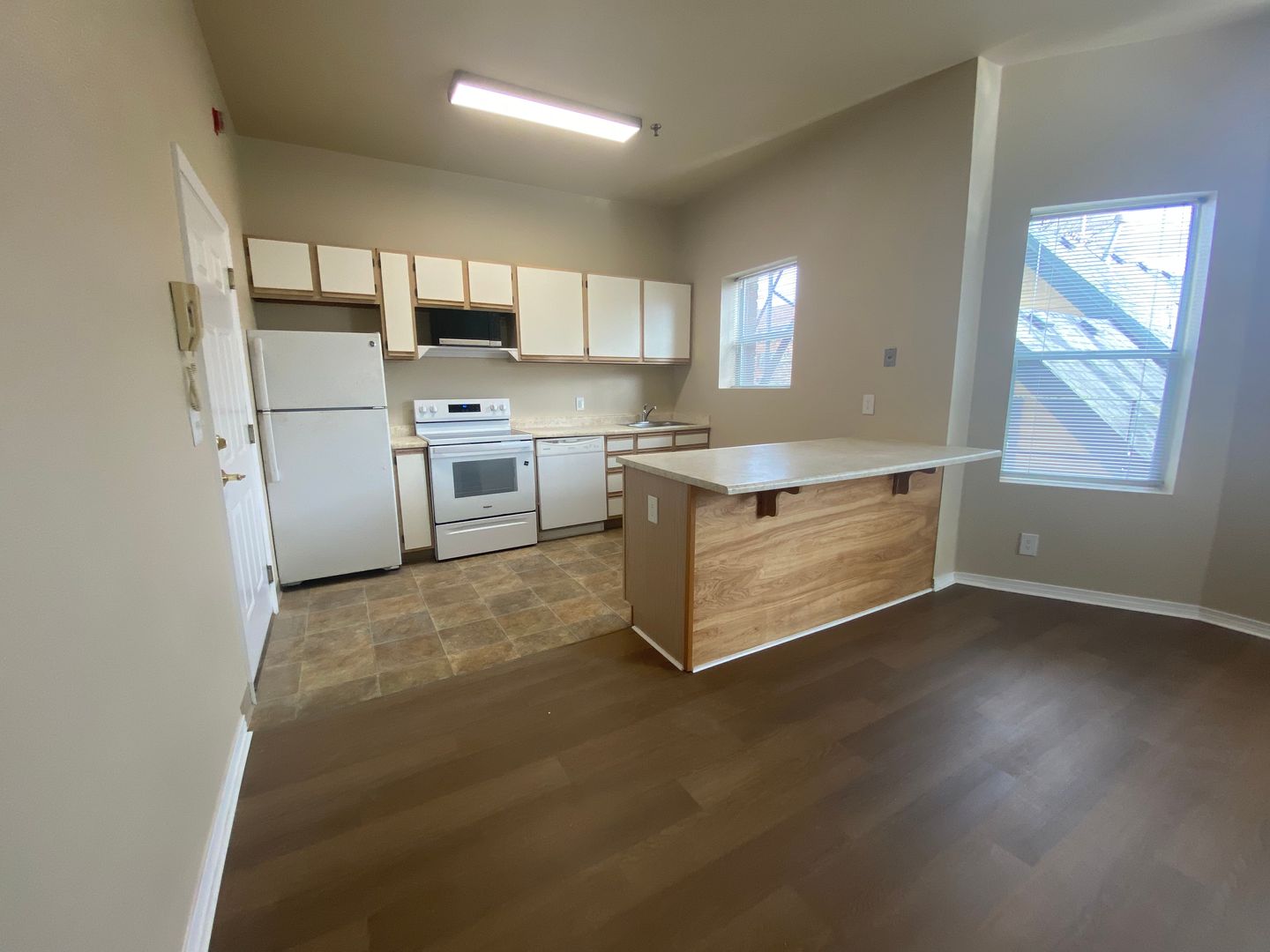 Portland Apartment: 2018 NW Everett Street