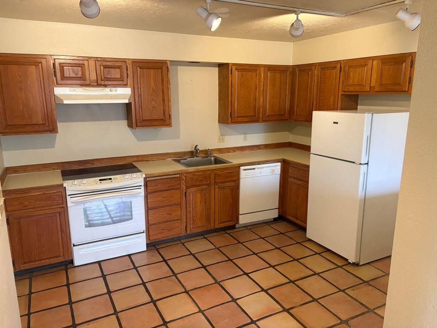 Portland Apartment: 5042 S. Corbett Avenue