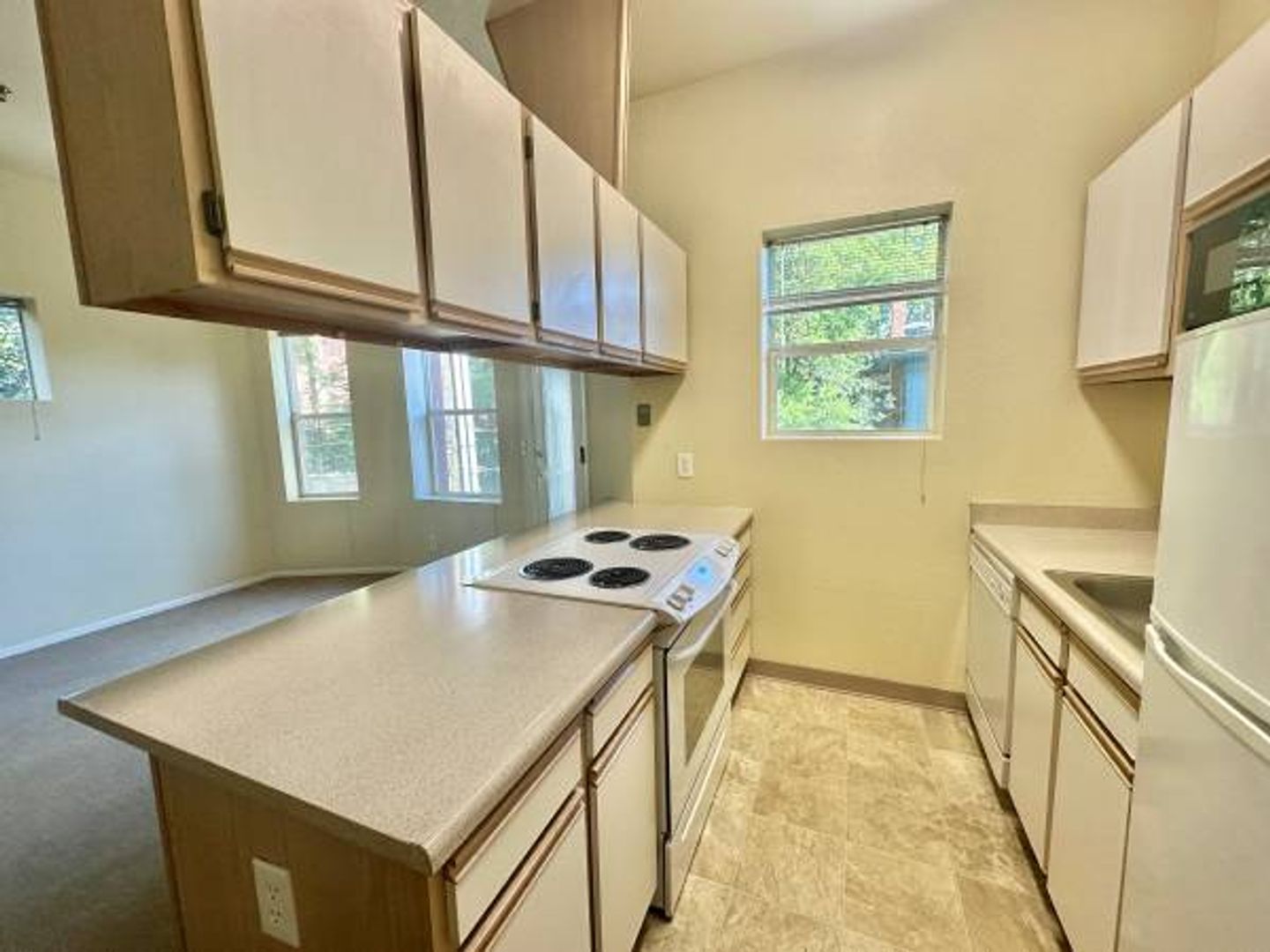 Portland Apartment: 2018 NW Everett Street