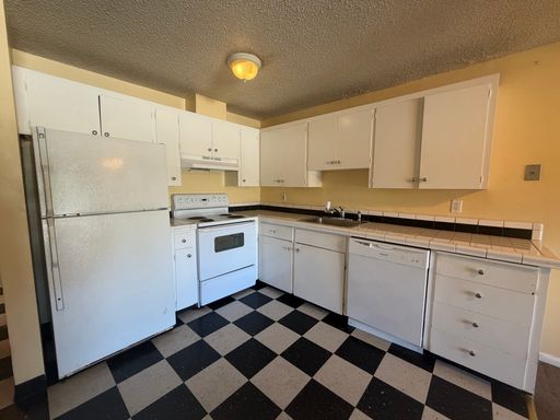 End of Building Townhome Style 2 Bedroom, 1.5 Bathroom with Balcony – photo 1