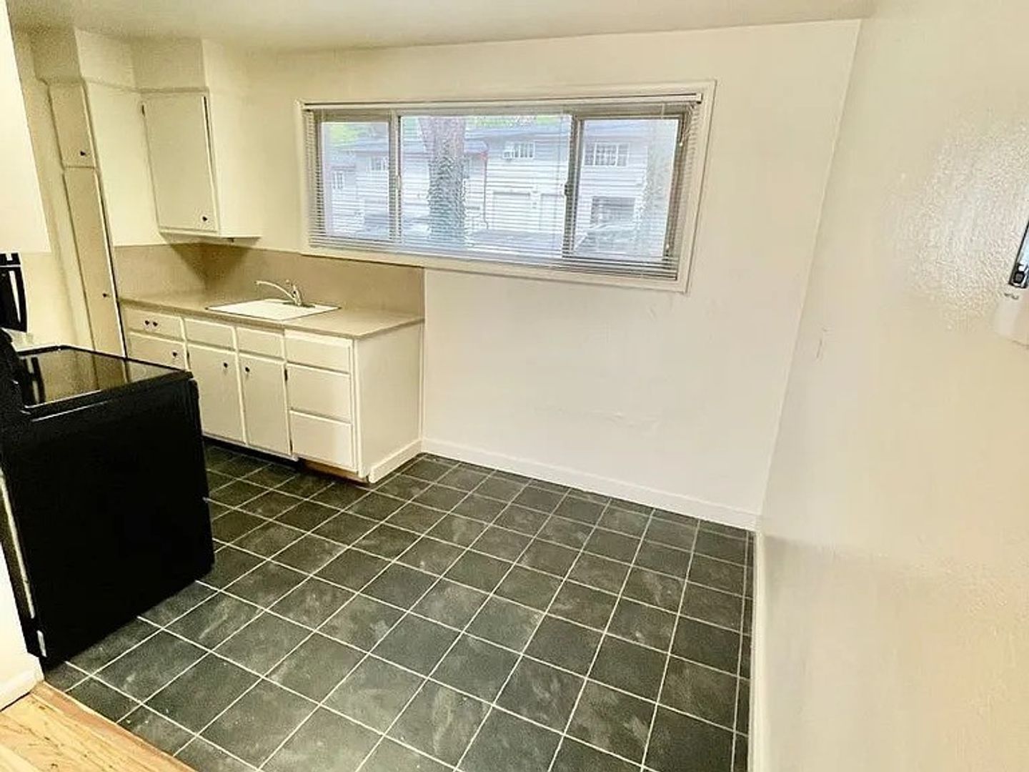 Portland Apartment: 5042 S. Corbett Avenue