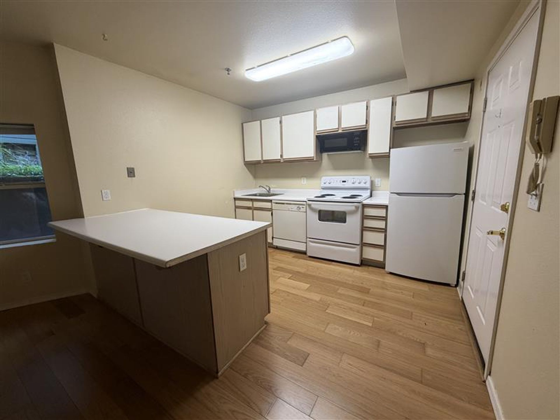 Portland Apartment: 2018 NW Everett Street