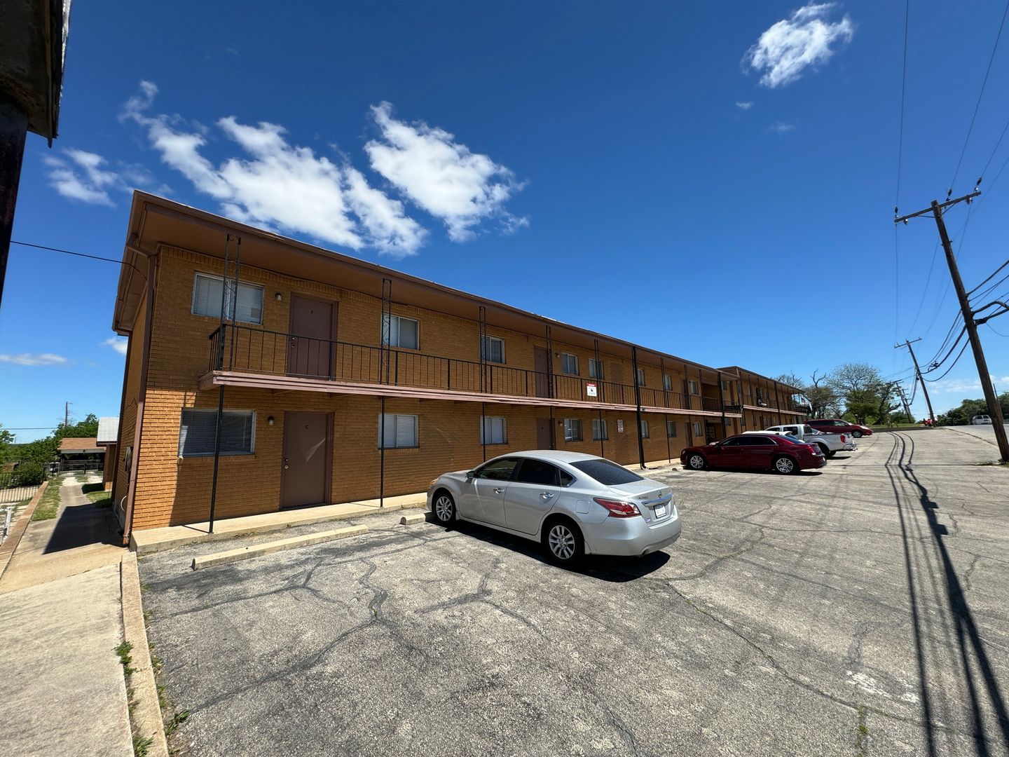 807 W  Hallmark  Ave