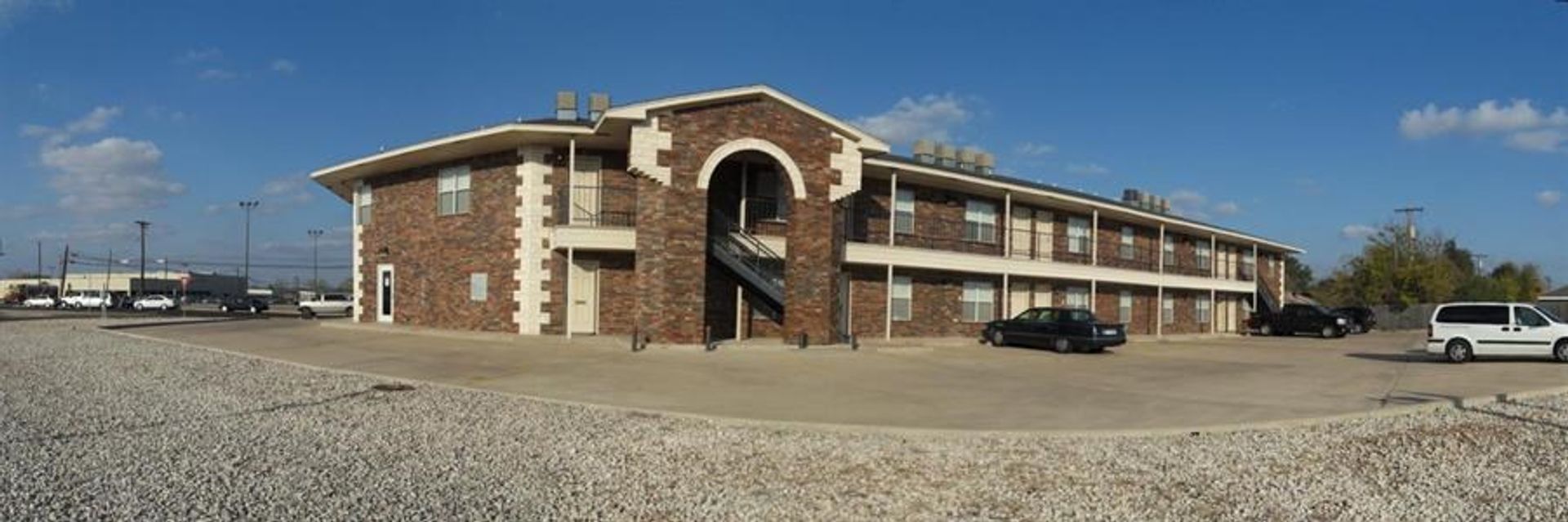 Killeen Apartment: 411 E Central Texas Expy