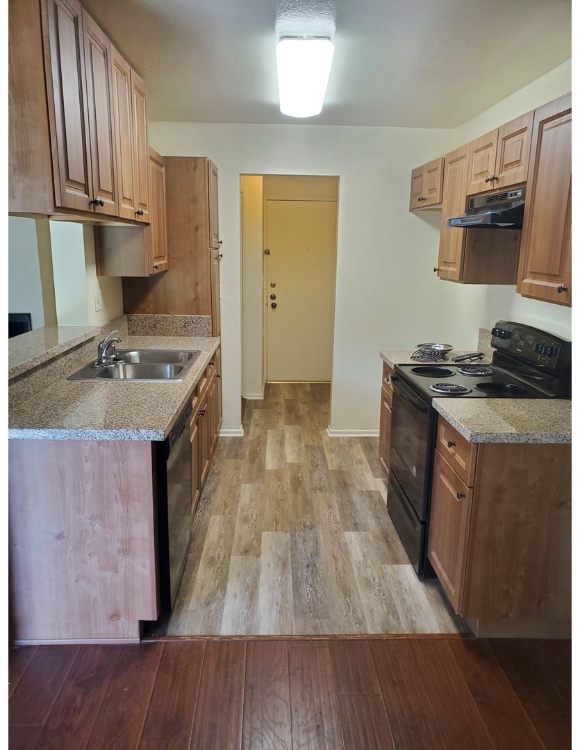 Valley Village Apartment: 5227 Hermitage Ave.