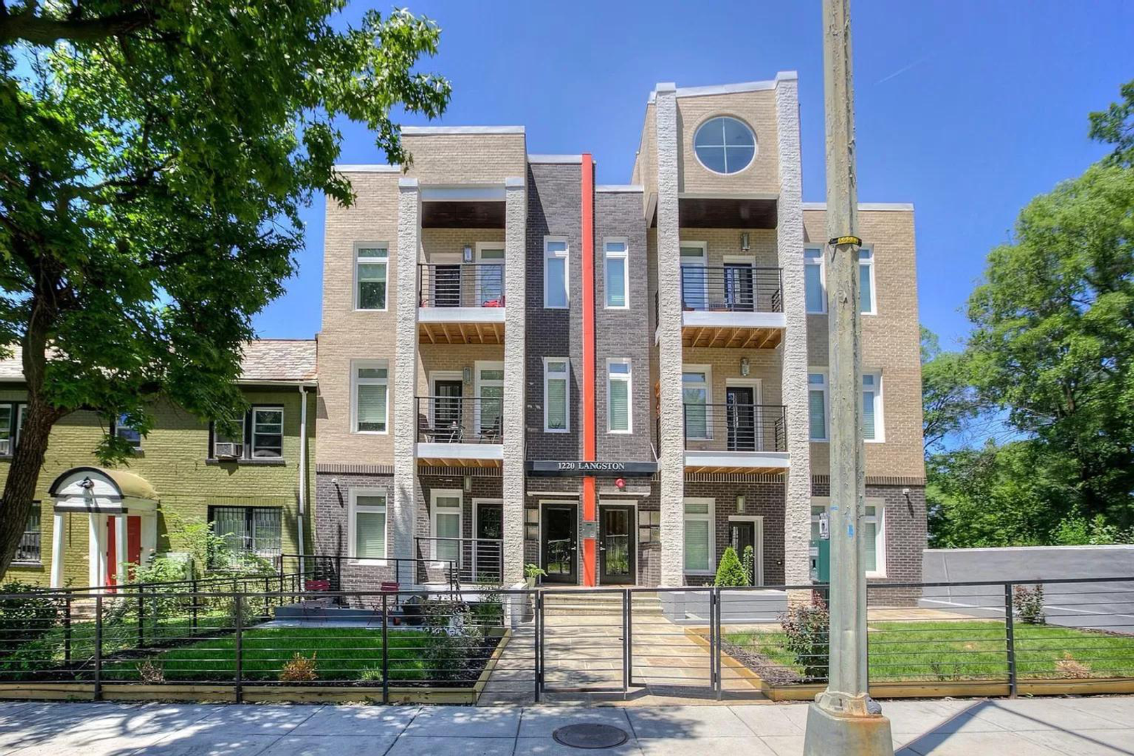 Washington Apartment: 1220 19th St NE