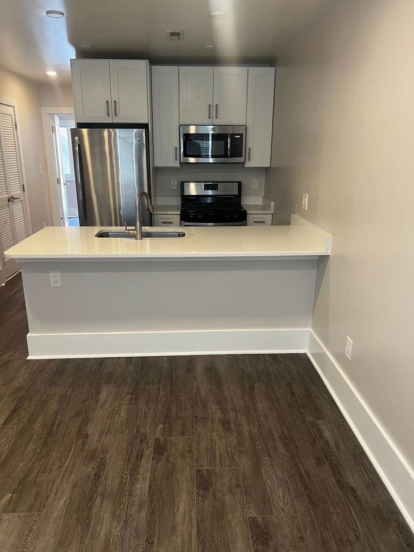 Washington Apartment: 924 19th St NE