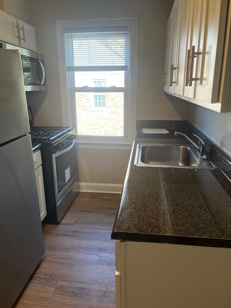 Takoma Park Apartment: 8505 Flower Ave