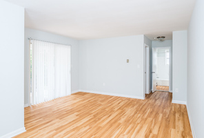 2BDR BEAUTY AVAILABLE NOW! $975 WATER & GAS INCLUDED IN RENT! – photo 1