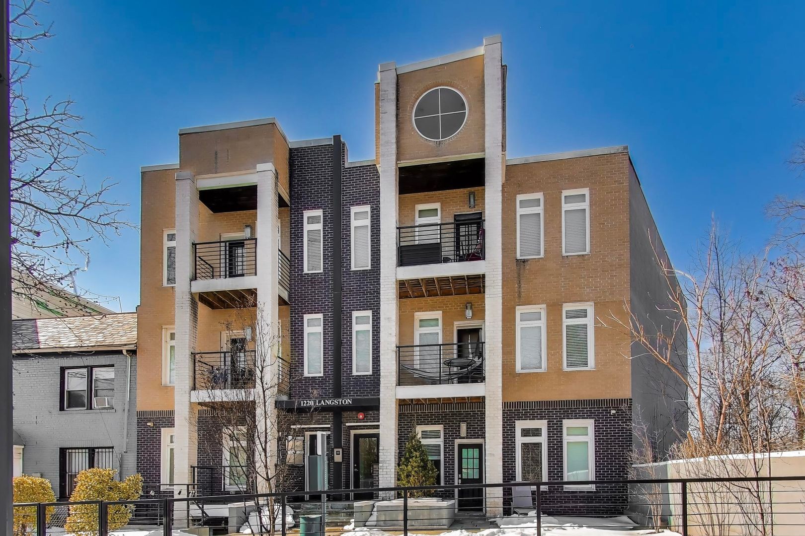 Washington Apartment: 1220 19th St NE