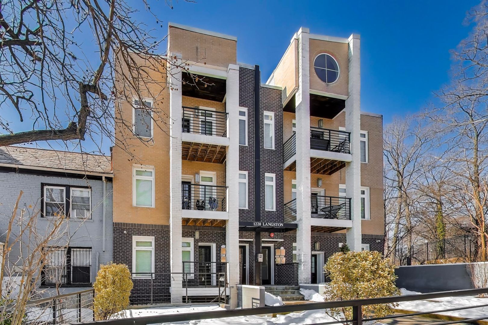 Washington Apartment: 1220 19th St NE