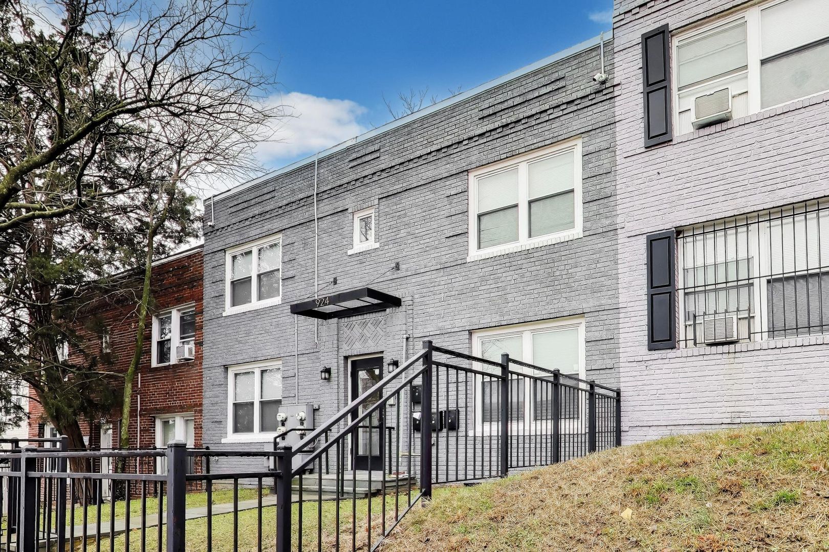 Washington Apartment: 924 19th St NE
