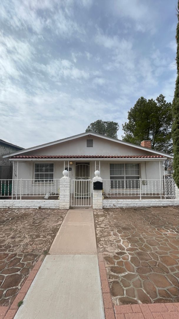 Douglas House: 1704 N J Ave