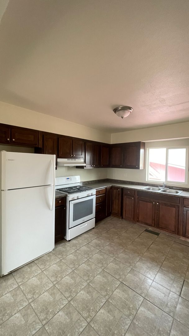 Douglas Apartment: 1057 D Avenue