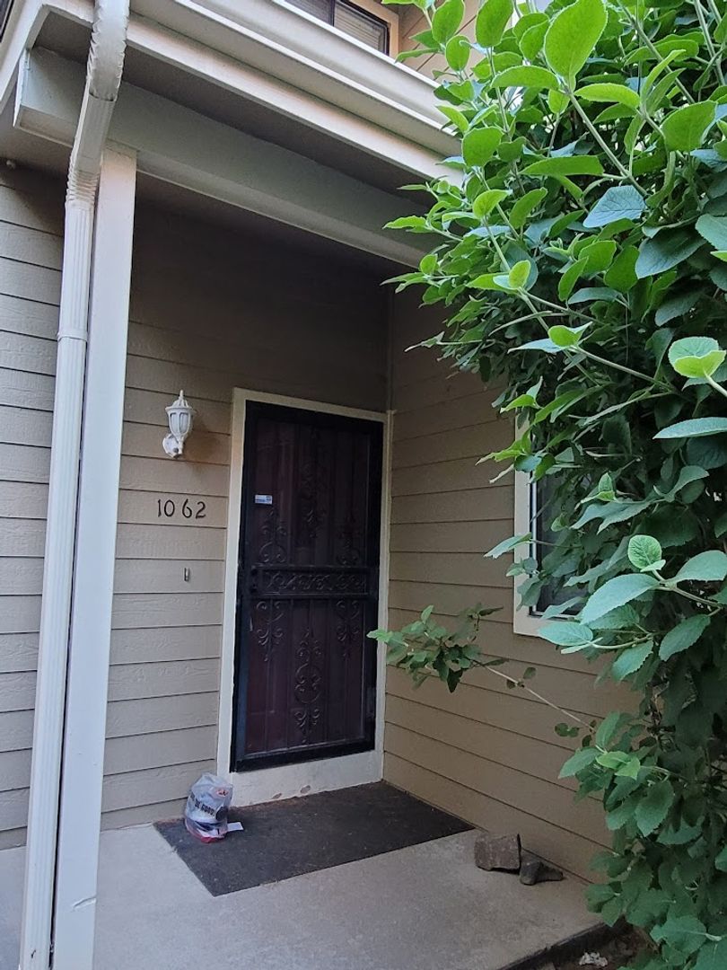 Aurora Apartment: 1062 S Yampa St