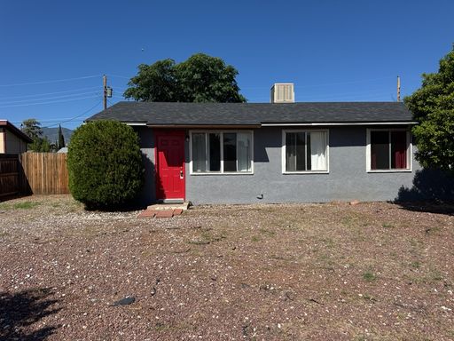 3 Bedroom, 1 Bath Apartment with Large Fenced Backyard – photo 1