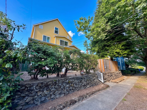 Convenient 1 Bedroom Apartment | Dedicated Parking | Laundry On Site | Natural Light | Close To Parks, Restaurants & Grocery Stores – photo 1