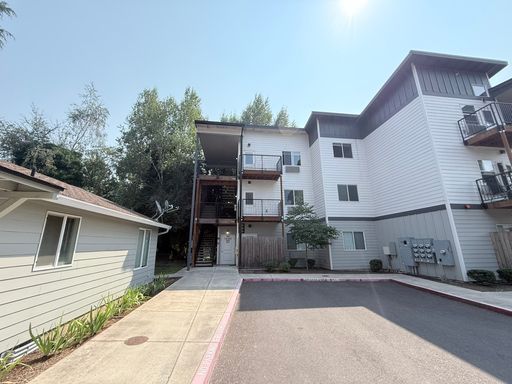 $500 MOVE IN SPECIAL!! Modern 1 Bedroom Apartment with Abundant Natural Light and Private Outdoor Space! – photo 1