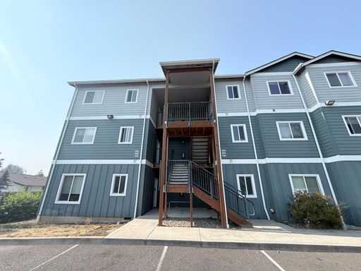 $500 MOVE IN SPECIAL!! Charming 1 Bedroom Apartment with Abundant Natural Light and Private Outdoor Space – photo 1