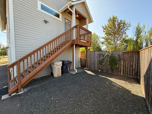 Cozy 1 Bedroom Apartment | 1 Car Garage | 1 Car Driveway | In-Unit Laundry | AC | Hardwood Floors | 0.6 Miles From Philomath City Park – photo 1