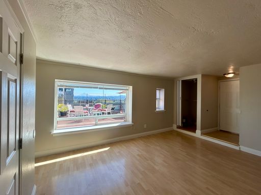 $500 MOVE IN SPECIAL!! Charming 1 Bedroom Apartment | Hardwood Flooring | Natural Lighting | Laundry on Site! – photo 1