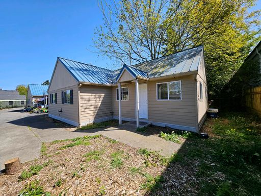 $500 MOVE IN SPECIAL!! Bright 2-Bedroom Apartment with Beautiful Hardwood Floors & In-Unit Laundry! – photo 1