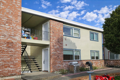 $500 MOVE IN SPECIAL!! Welcome Home to Sunset Apartments – Spacious 1 Bedroom in Portland – photo 1