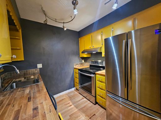$500 MOVE IN SPECIAL!! Bright 1 Bedroom First Floor Apartment with Gorgeous Hardwood Floors, Modern Kitchen and Custom Cabinets! – photo 1