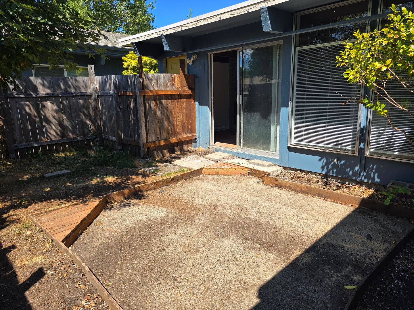 Corvallis Apartment: 829 & 831 NW 26th